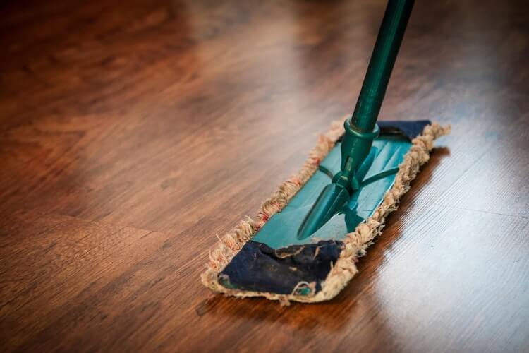 วิธีทำความสะอาดพื้นไม้ สำหรับรอยครูดและคราบสกปรก